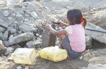 Collecting water, Dili