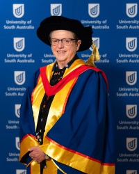 Dr Robyn Archer AO