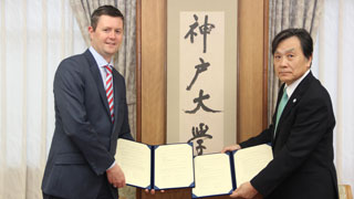 UniSA Vice Chancellor Professor David Lloyd with Kobe University President Professor Takeda Hiroshi.