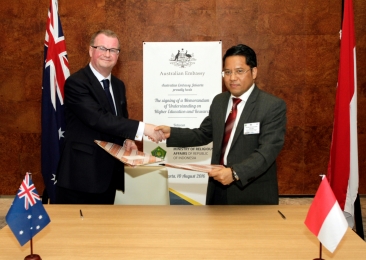 Deputy Vice Chancellor External Relations and Strategic Projects, Nigel Relph, shakes hands with a representative from Indonesia Ministry of Religion  at the signing of the MOU