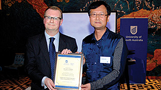 Deputy Vice Chancellor and Vice President Nigel Relph and inaugural UniSA China Alumni Association President Qiao Luqiang