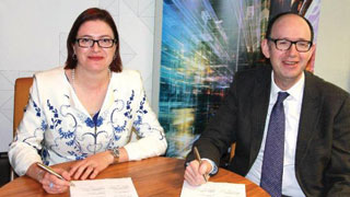 Professor Tanya Monro and Professor Anthony Finkelstein at the MOU event at UniSA.