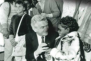 Bob Hawke with Kakadu school children. Image Courtesy National Archives of Australia.