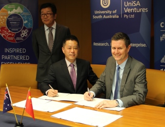UniSA VC Prof David Lloyd and D&R Pharmaceuticals General Manager Dr An sign an MOU to collaborate on the development of new pharmaceuticals