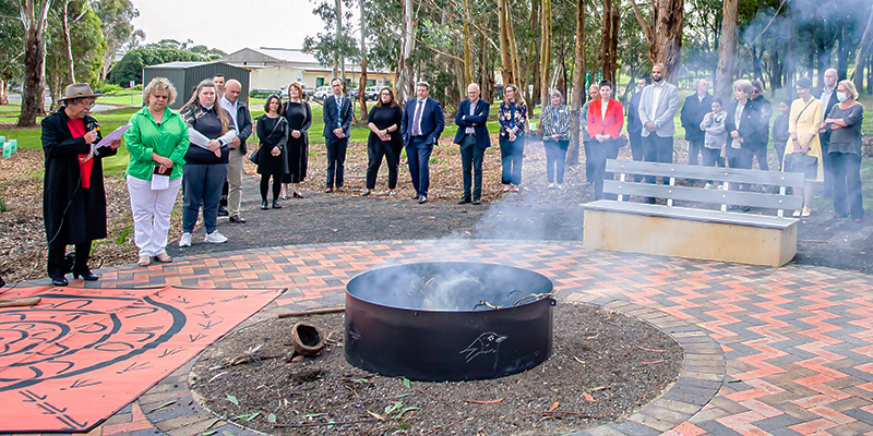 The opening of the Nyina Ba Kalawa/Yarning Circle by Moandik elders