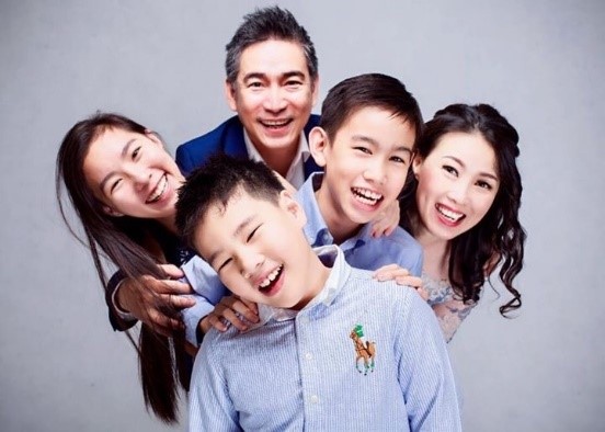 Poh Kait Lee with his family