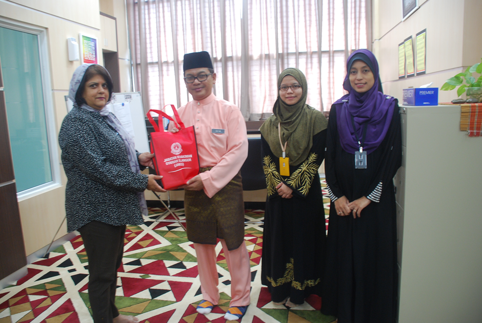 Shaila Koshy with the then Chief Judge of the Syariah High Court, Dato' Dr Mohd Na'im Mokhtar, in the state of Selangor and two court officers in 2016 after an interview at his office