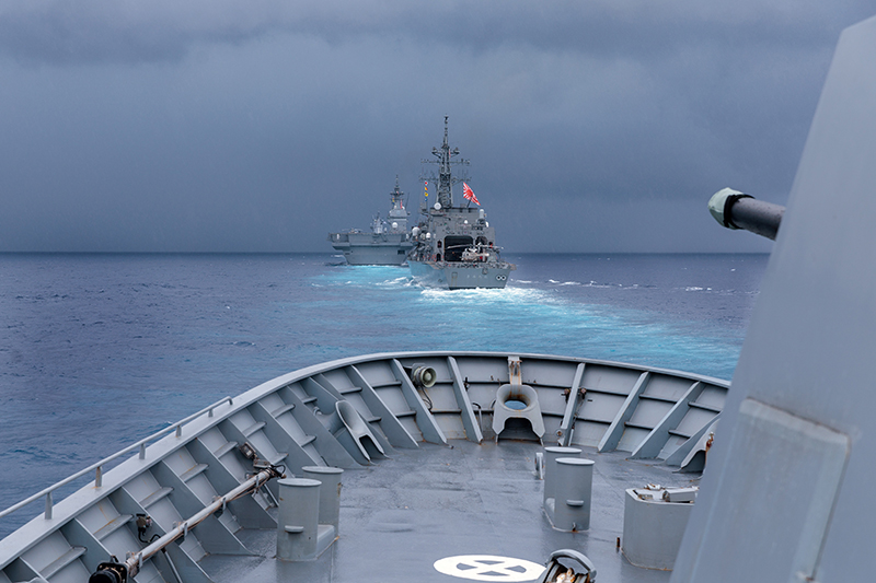 HMAS Anzac sails in company with Japanese Ships Samidare (right) and Izumo during Indo-Pacific Endeavour 2023. Credit: Australian Government Department of Defence.