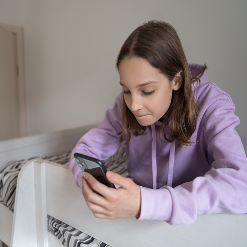 Mum-Daughter-mobile-phones-shutterstock_1780241282.jpg