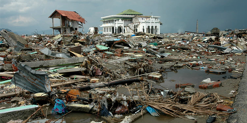 Natural Disaster of Earthquake and Tsunami in Indian Ocean. Photo Frans Delian / Shutterstock.com 