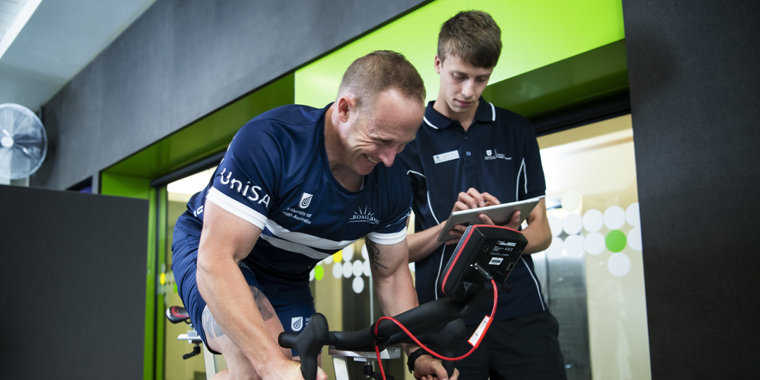 Invictus Pathways Program (IPP) veteran Ashley Muir with Bachelor of Exercise and Sport Science student Lachlan Darch. Research by UniSA found that the greatest changes in neuroplasticity – the brain’s ability to rewire or modify its neural connections – occurs with 20 minutes of interval training or 25 minutes of continuous moderate aerobic exercise.