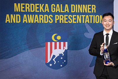 UniSA PhD student Darren Lau receiving the Sir Eric Neal Award at the Merdeka Gala Dinner and Awards Presentation.