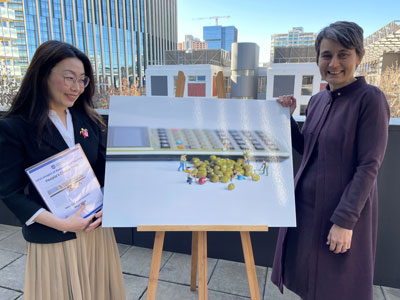 UniSA senior lecturer in accounting Dr Mei Lim and UniSA Deputy Vice Chancellor: Research and Enterprise Professor Marnie Hughes-Warrington AO. Dr Lim’s image, Next Gen Bean Counters, won the People’s Choice category of the 2023 Images of Researching and Teaching competition.