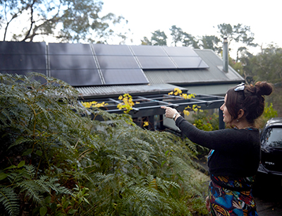 Dr Keri Hopeward discussing solar panels, a topic explored under the project’s ‘Energy’ theme.  Image credit: Baxter Wiles, Green Adelaide.